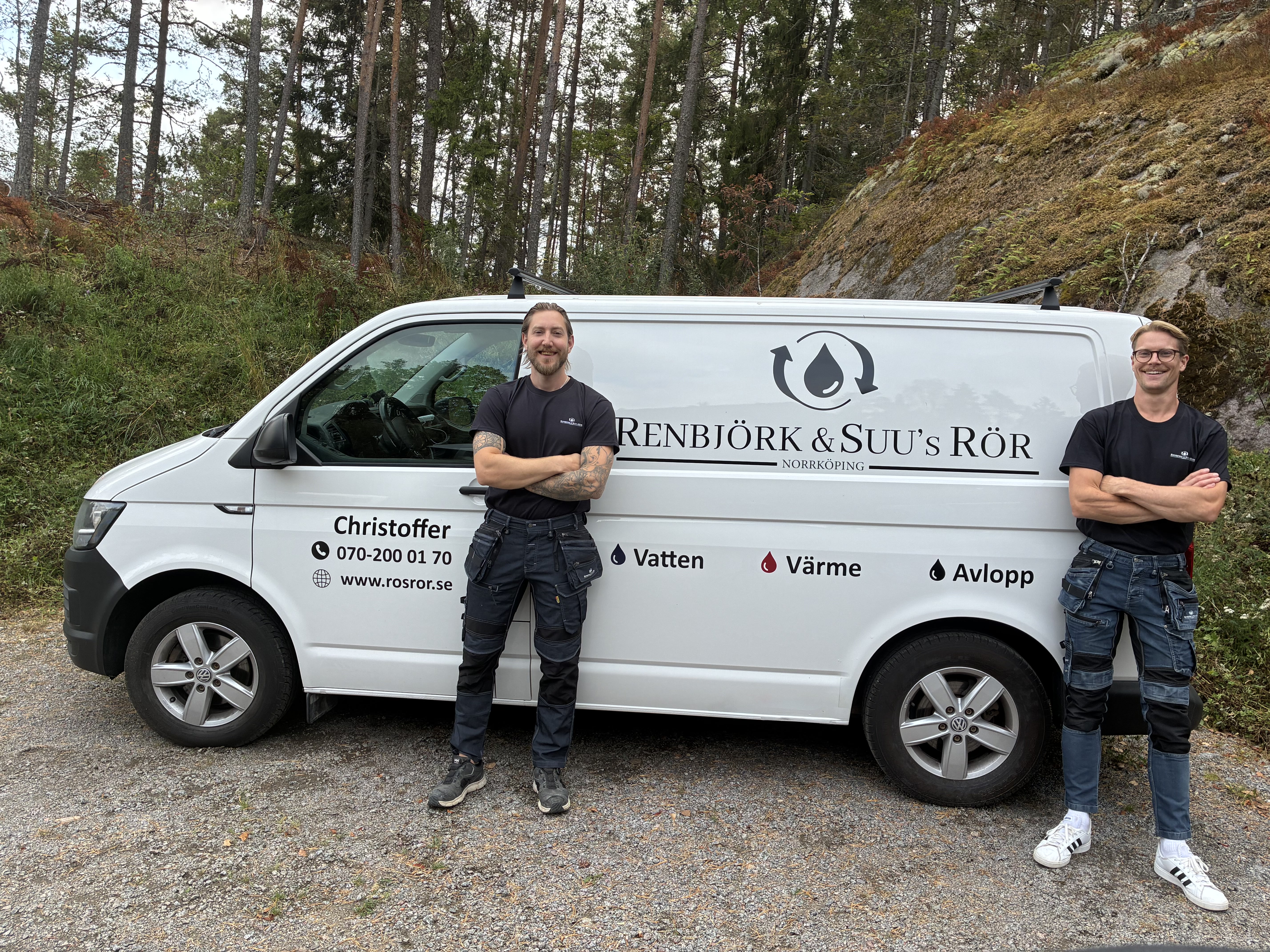 Renbjörk och Suu's Rör framför företagets servicebil